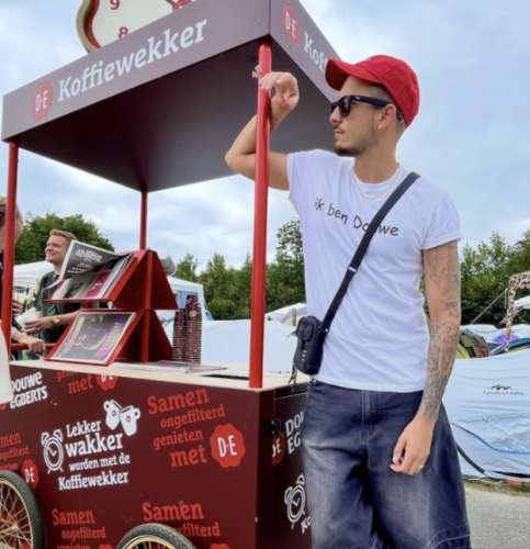 Truus x Douwe Egberts – Douwe de Dealer